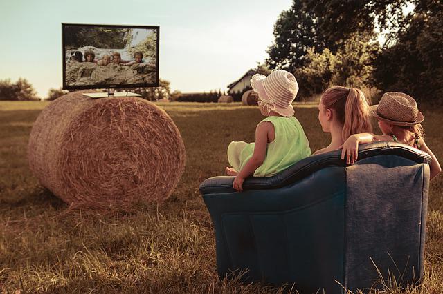 famille-champ-regarde-tele-dehors